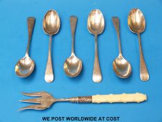 A set of hallmarked silver teaspoons 131g,