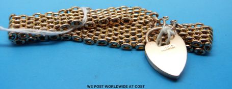 A 9ct gold gate bracelet with heart padlock (22.