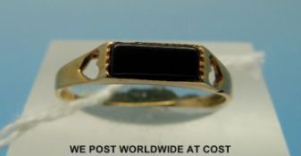 A 9ct gold ring set with onyx with heart cut outs to the shoulders (size N)