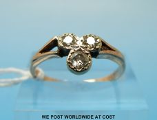 An 18ct gold ring set with three round brilliant cut diamonds (size P)
