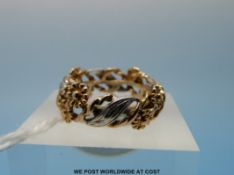 A 9ct gold bi-coloured ring with floral decoration,