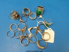 Twenty white metal / silver rings, one set with malachite,