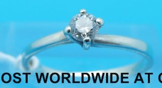 A 9ct white gold ring set with a round brilliant cut diamond (size M)