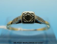 An 18ct gold ring set with a diamond in a platinum setting (size O)