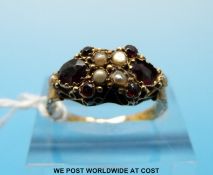 A Victorian 15ct gold ring set with garnets and pearls (size P)
