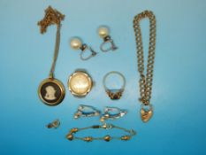 A 9ct gold bracelet with heart padlock, 9ct gold bracelet, Wedgwood necklace,