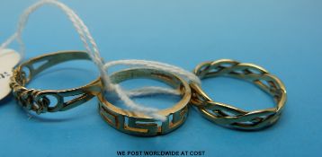 Three 9ct gold rings, one in Greek key design (5.