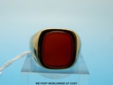 An 18ct gold ring set with agate (size V)