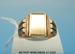 A 9ct gold gentleman's signet ring (size U, 5.