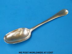 A Queen Anne hallmarked silver Hanovarian rat-tailed pattern table spoon, Ldn 1711,