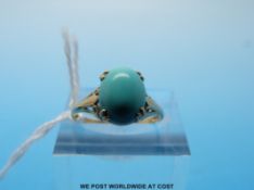 A 9ct gold ring set with a turquoise cabochon (size M)