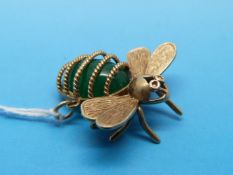 A 9ct gold pendant in the shape of a bumblebee