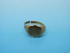 An 18ct gold signet ring (3.