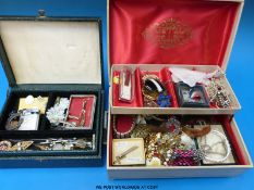 A collection of jewellery to include micro mosaic brooches, faux pearls,