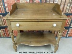 An oak wash stand with single drawer and turned front legs (H89, W90,