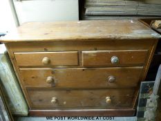 A pine chest of two over two drawers (H97 x W120 x D50cm)