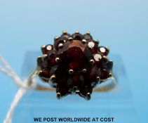 A 9ct gold ring set with garnets (size Q)