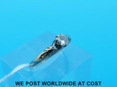 A 15ct gold ring set with a round brilliant cut diamond and patterned shoulders (size M)