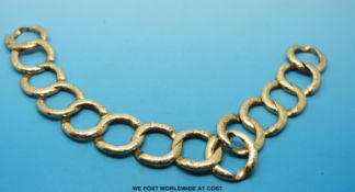 A 9ct gold bracelet made up of circular links with chased decoration (30.