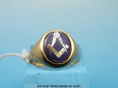 A 9ct gold ring set with enamel and compass to one side then plain to the other (size R/S)