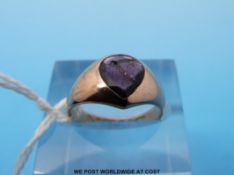 A 9ct gold ring set with a garnet (size K)