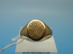 An 18ct gold signet ring (size W, 5.