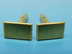 A pair of 22ct gold plain oblong cuff links (9.