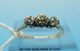 An 18ct gold ring set with three diamonds in a platinum setting (size L)