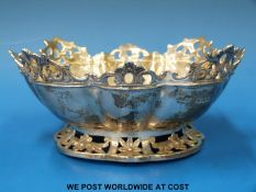 A Selfridge & Co Edwardian hallmarked silver bowl with pierced edge and foot,