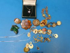 A quantity of jewellery to include a yellow metal brooch set with agate,
