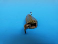 A novelty vesta formed as a violin case (4.