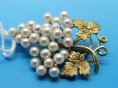 A 9ct gold brooch set with pearls modelled as a bunch of grapes (7.