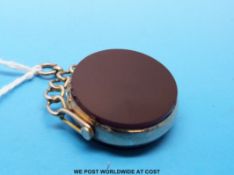 A Victorian 9ct gold agate swivel fob