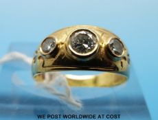 An 18ct gold ring set with three diamonds (size F)