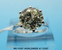 An 18ct gold ring set with a round brilliant cut diamond measuring 3.