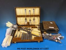 A cased set of six silver-handled butter knives (Sheffield 1918),