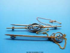 Two late Victorian / early 20thC gold scarf pins,