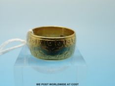 An 18ct gold wedding band with chased decorations (size P, 8.