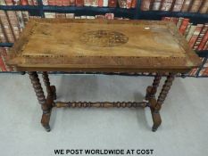 An inlaid and cross-banded table with bobbin-turned legs and stretcher (H69 x W89 x D44cm)