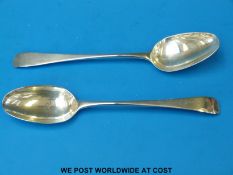 A pair of Georgian hallmarked silver Old English pattern dessert spoons (length 21.