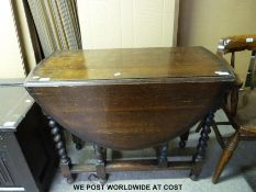 An oak drop-leaf table (H74 x W90cm)