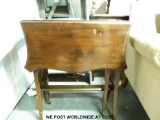 A late 19thC mahogany Sutherland table with shaped top (H66 x W61 x D52cm)