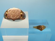 A 9ct gold signet ring (4.