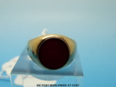 An 18ct gold  ring set with agate (size P)