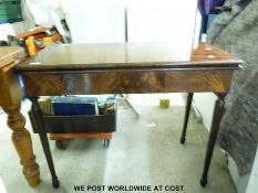 A Georgian mahogany fold-over card table raised on turned legs (H75 x W90 x D46cm)