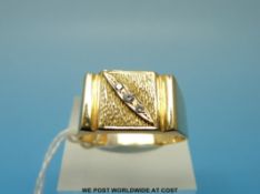 An 18ct gold gentleman's ring set with three cubic zirconia (size Z, 6.