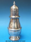 A George V hallmarked silver sugar castor, Birmingham 1933, maker's mark WG (height 19cm,