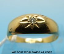 An 18ct gold ring set with a diamond in a star setting (size N/O)