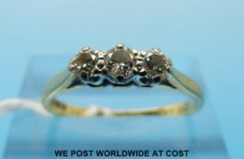 An 18ct gold ring set with three diamonds (size K)