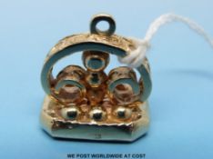 A 9ct gold hardstone fob (11.
